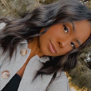 Meet your Posher, Adela